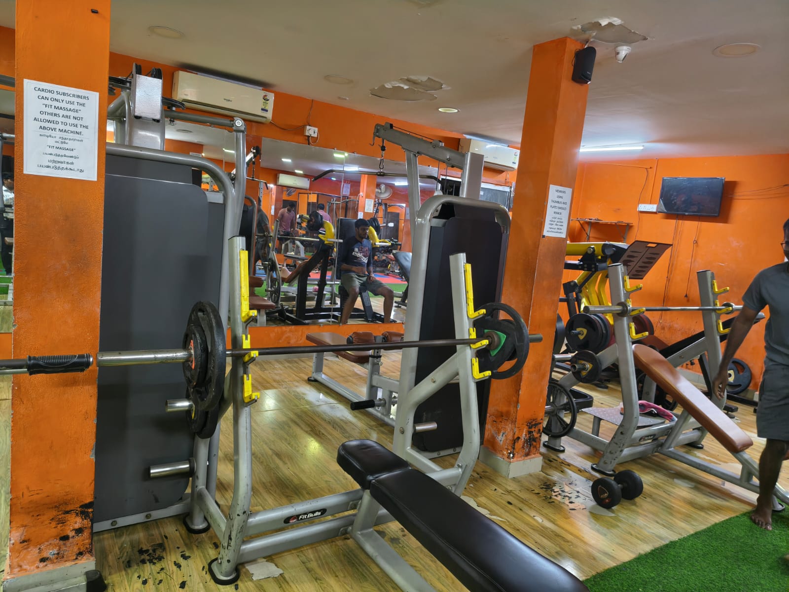 Olympic bench press stations, lat pulldown and plate-loaded machines at the Porur gym